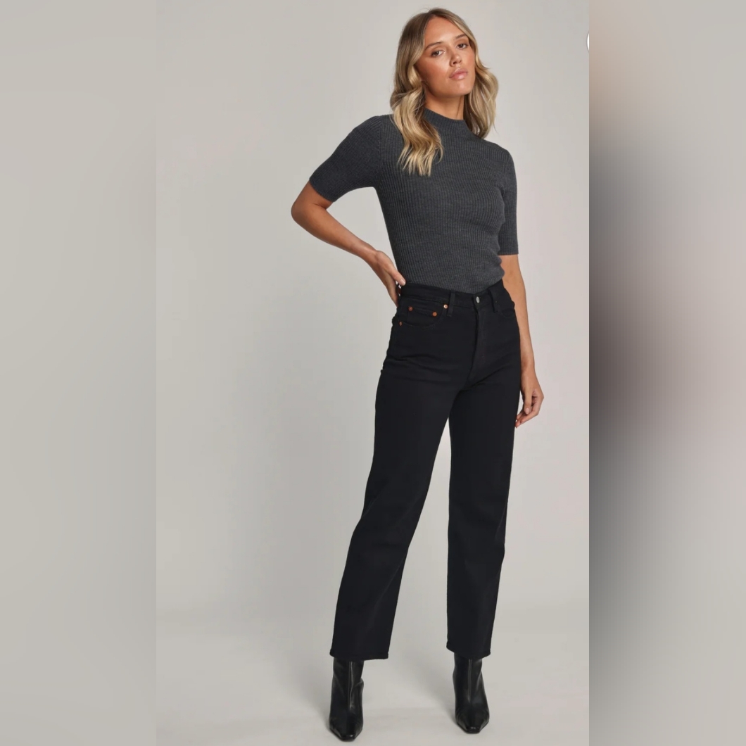 Levi's Ribcage Straight Ankle Jeans In Black. Size 28